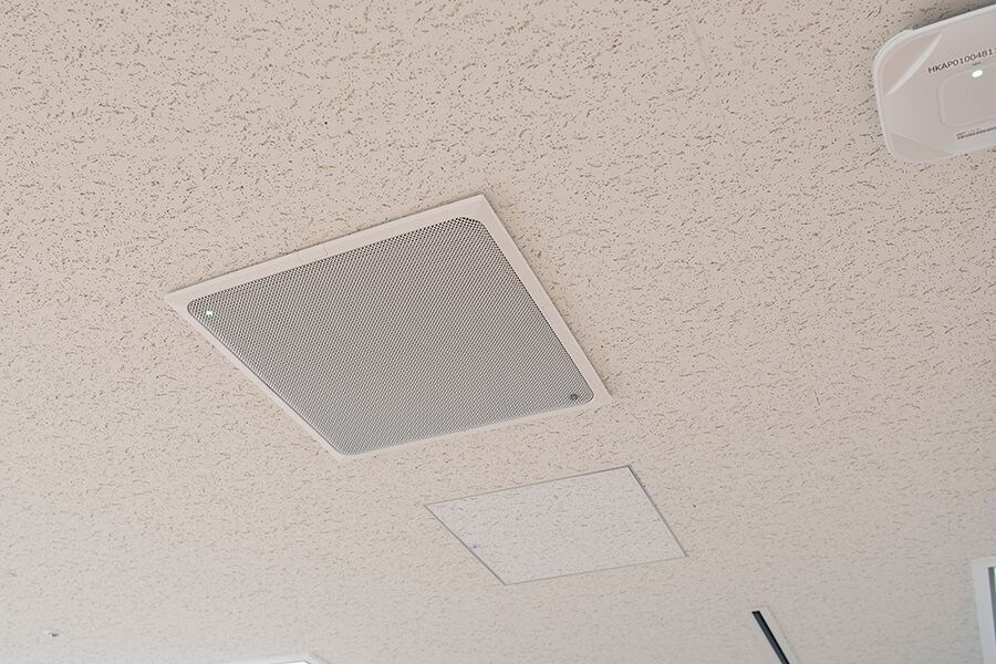 Sudahkah Anda mempertimbangkan sistem mikrofon ceiling-mounted selain yang ditawarkan oleh Yamaha?
