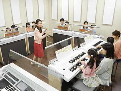 ──Menurut Anda, mengapa orang dewasa yang bersekolah di Yamaha Music School saat masih anak-anak merasa bahagia?