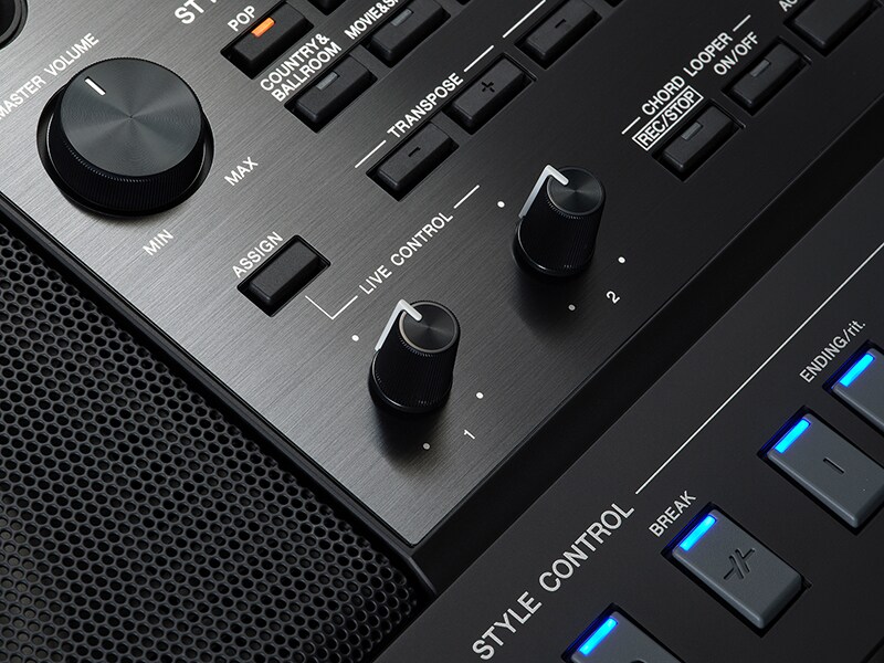 Close-up tombol Assignable dan kenop Live Control pada Yamaha Arranger Workstation PSR-SX920