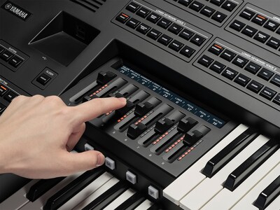 Tangan mengoperasikan slider pada live expression control.