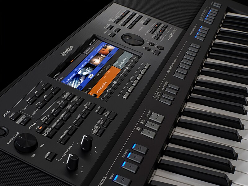 Foto Yamaha Arranger Workstation PSR-SX720+ yang diambil dari sudut serong kiri atas