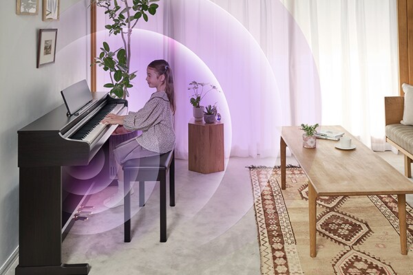 Gelombang suara yang menyebar dari piano ARIUS di ruang keluarga