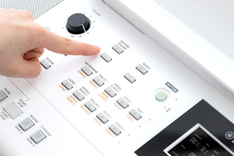 Tampilan panel pengoperasian keyboard, yang memungkinkan penyesuaian volume dan tempo ritme dengan mudah
