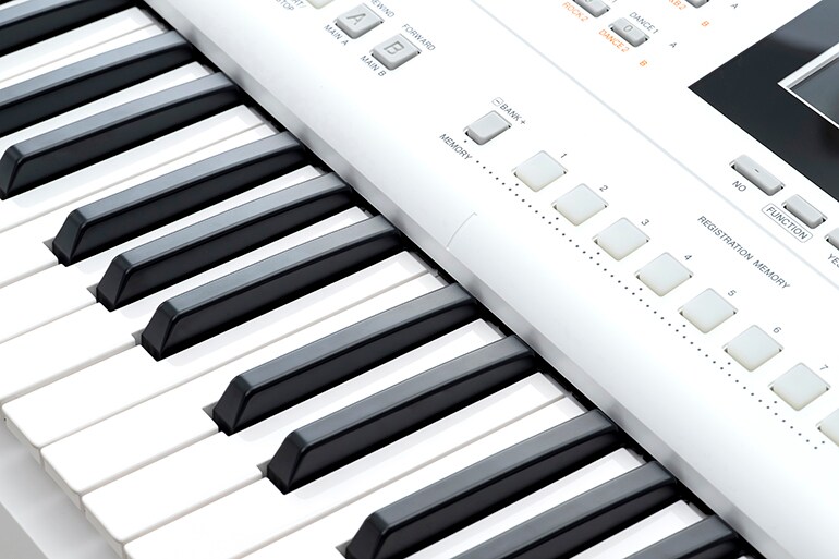 Indikator pemandu di atas keyboard, yang menunjukkan posisi Do tengah