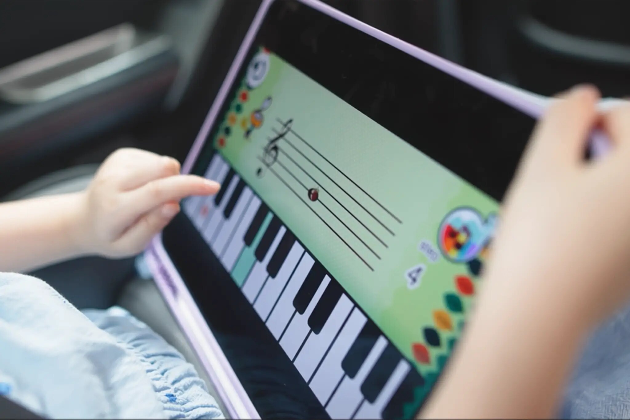 Child using Yamaha’s interactive music learning app to explore keyboard and notes on a tablet