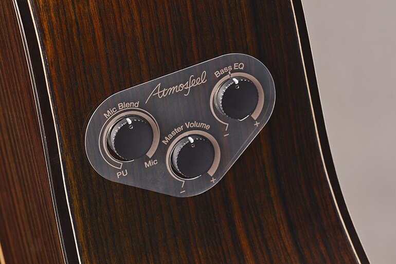 Tiga knob kontrol pada sistem Atmosfeel FG9 RX yang terpasang di side board ditampilkan. Knob tersebut berfungsi untuk Mic Blend, Master Volume, dan Bass EQ.