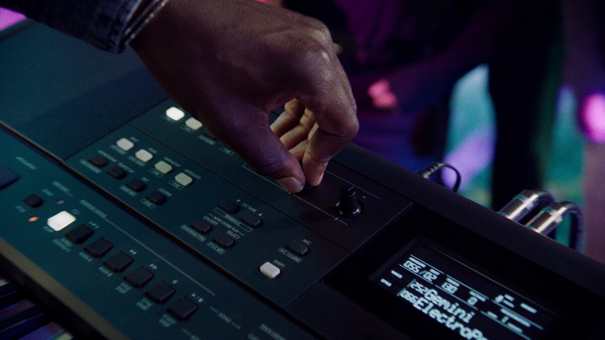 Seseorang sedang mengontrol Kenop Live Control pada PSR-E583