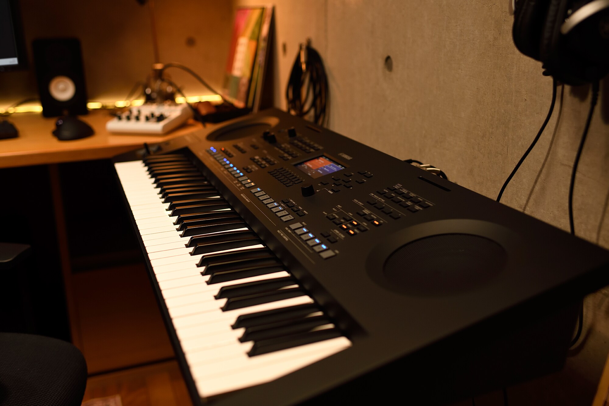 Ruang kerja musik rumah dengan komputer dan keyboard