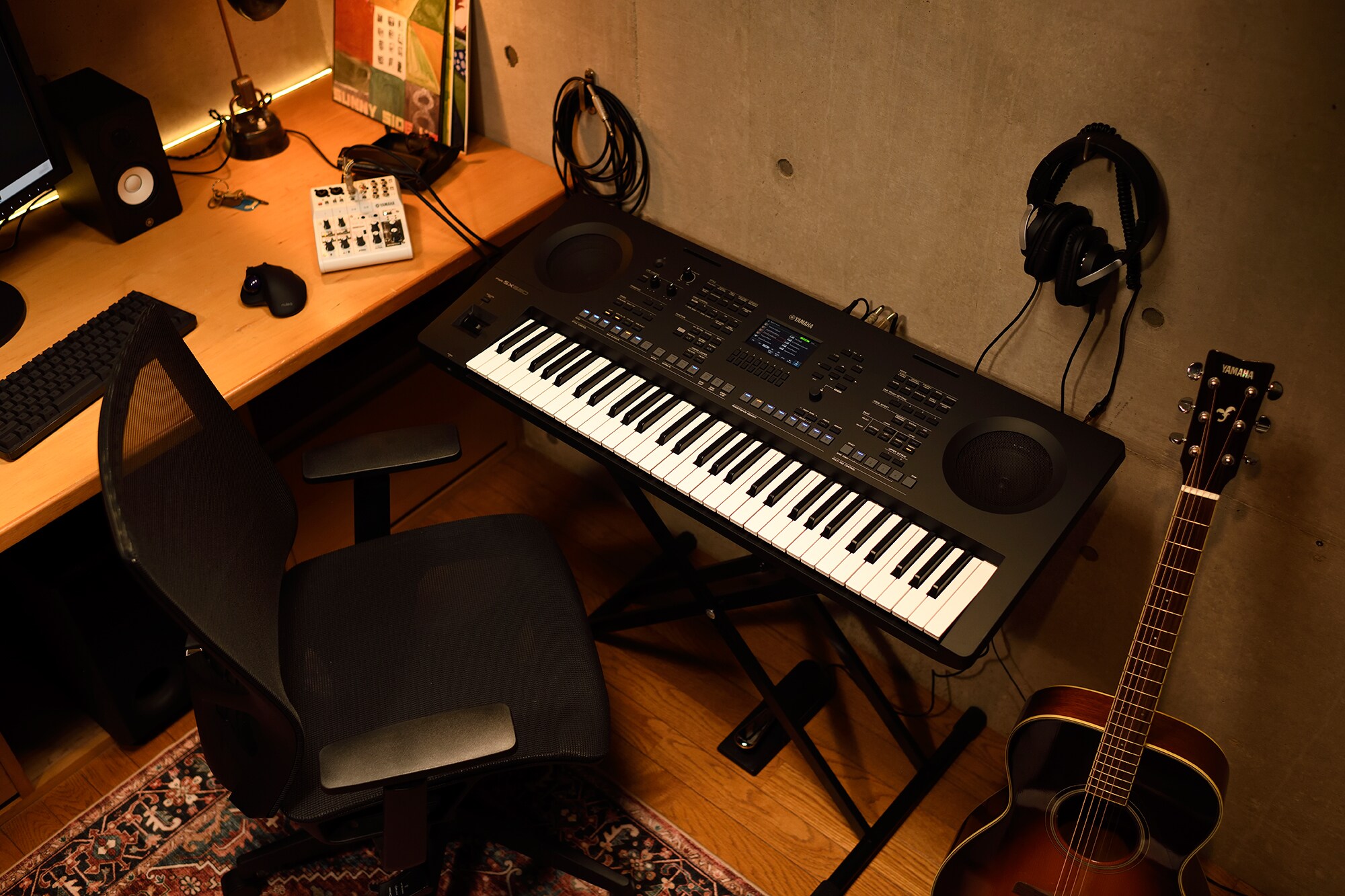 Ruang kerja musik rumah dengan komputer dan keyboard