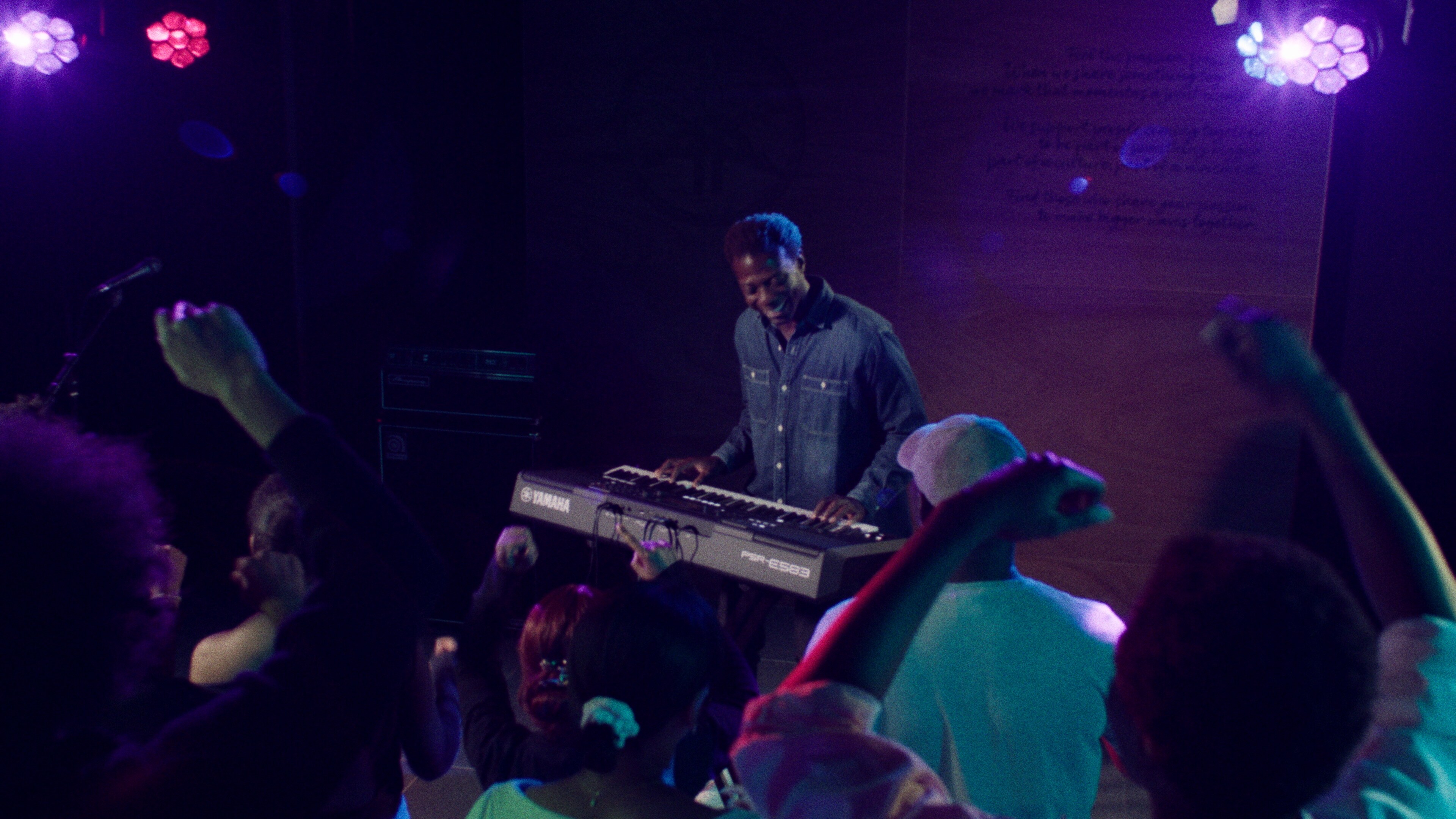 Seseorang sedang memainkan Keyboard Portabel Yamaha PSR-E583 dengan headphone