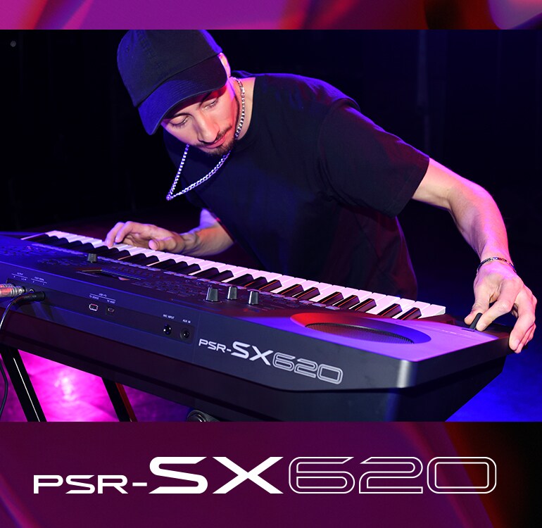 Pemain memainkan keyboard PSR-SX620 di atas panggung.