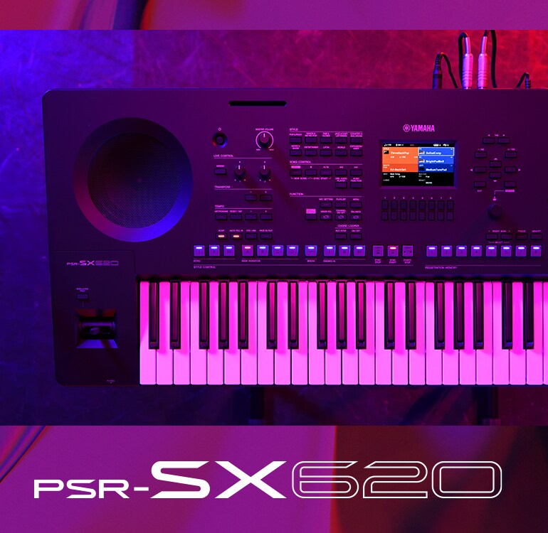 Tampak atas keyboard PSR-SX620 di bawah pencahayaan panggung.