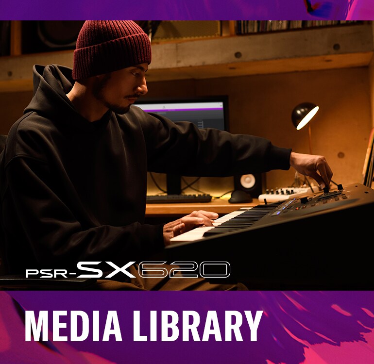 Seseorang memainkan Yamaha Arranger Workstation PSR-SX620