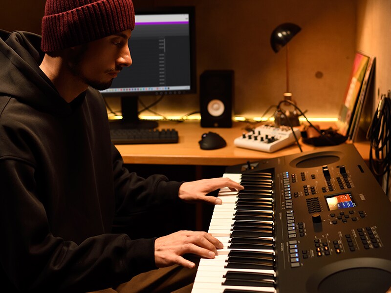 Seseorang yang memainkan keyboard PSR-SX620 di studio rumah.