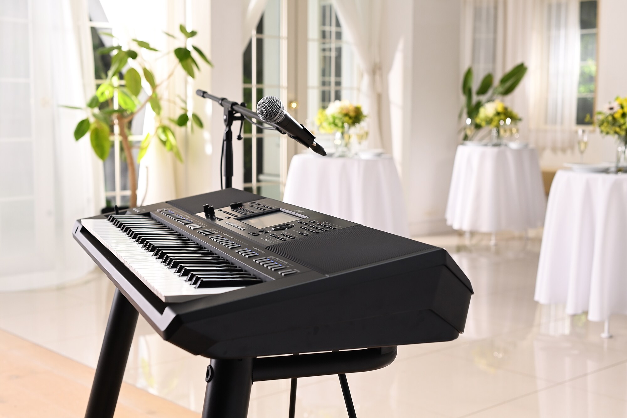 Yamaha Arranger Workstation PSR-SX720+ dengan stand mikrofon di venue pesta