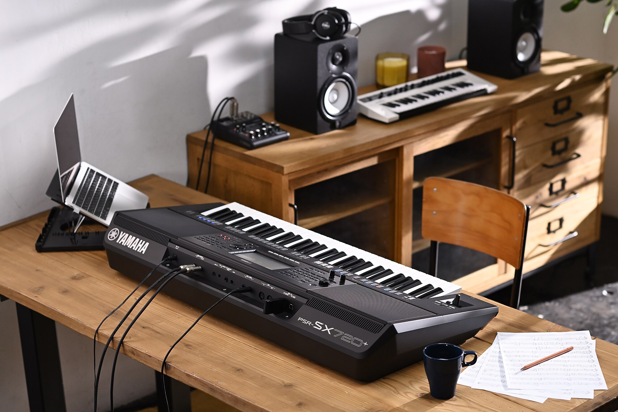 Yamaha Arranger Workstation PSR-SX720+ di atas meja