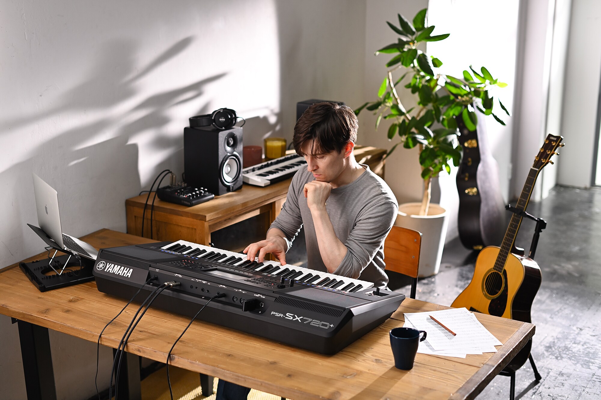 Foto seseorang yang memainkan Yamaha Arranger Workstation PSR-SX720+