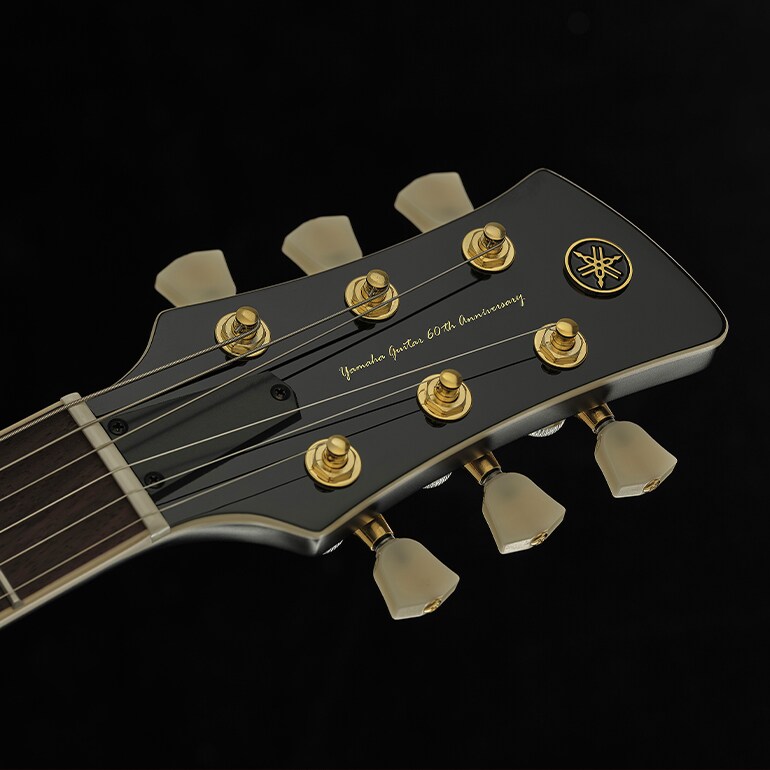 Headstock menampilkan logo Anniversary 60 Tahun yang khas, yang melambangkan enam dekade craftsmanship.
