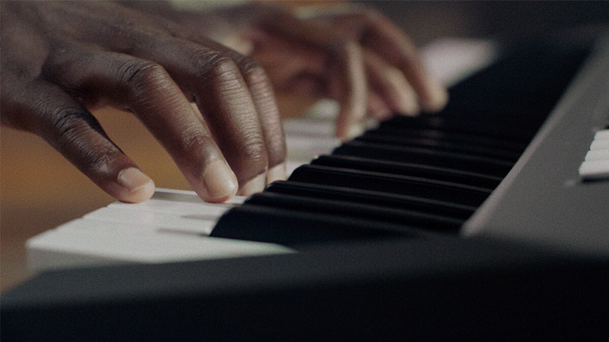 Keyboard PSR-E483 yang dimainkan oleh seseorang