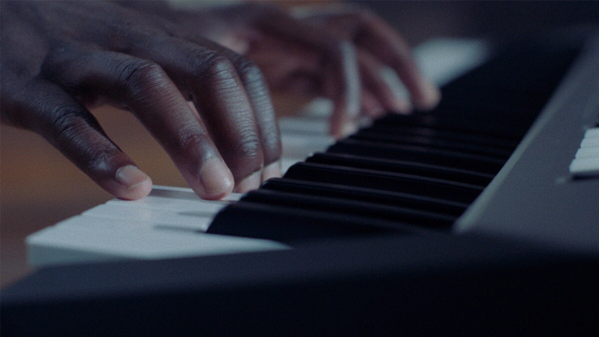 Keyboard PSR-E583 yang dimainkan oleh seseorang