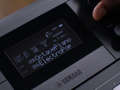 Gambar fitur PSR-E583: layar tengah