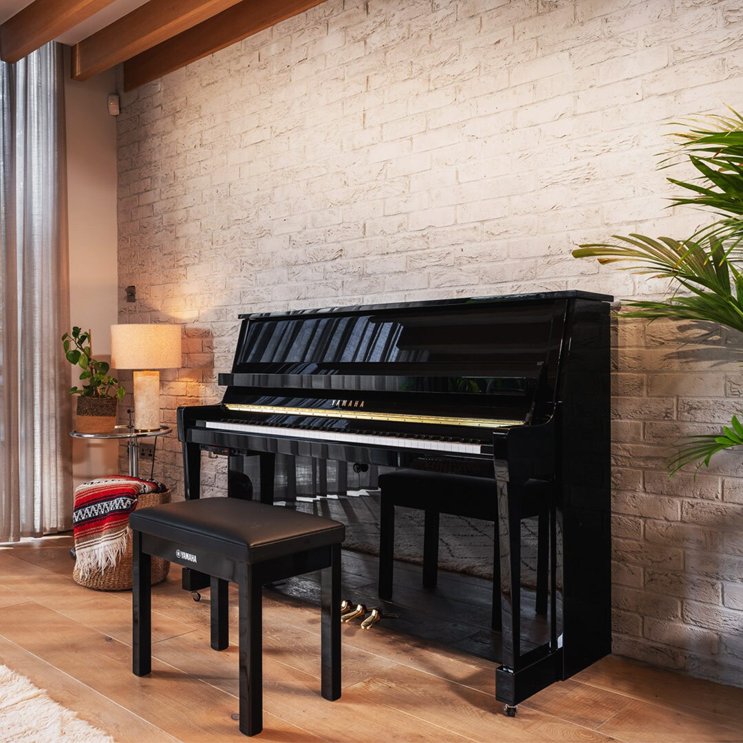 Piano upright B series yang diletakkan di ruang tamu