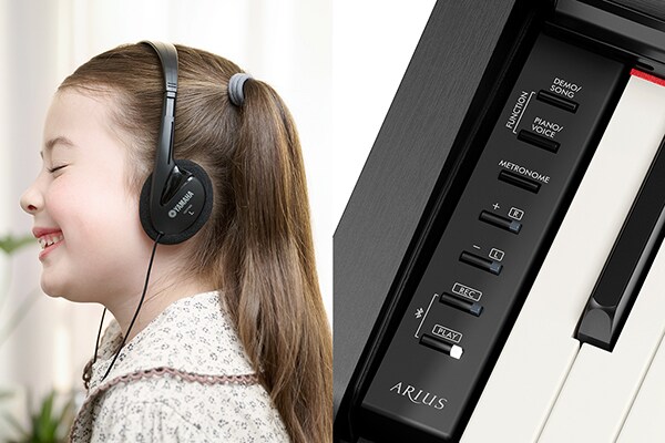 Bermain piano ARIUS menggunakan headphone, serta gambar panel kontrol