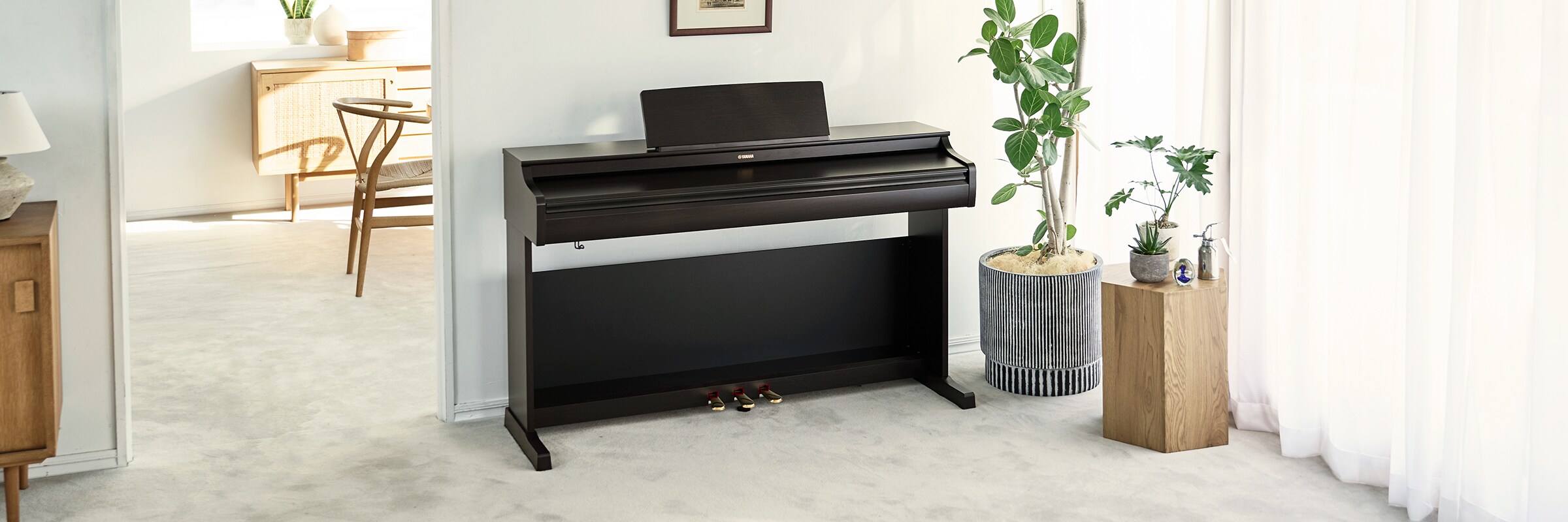 Piano ARIUS di ruang keluarga dengan penutup tertutup, menyatu dengan interior