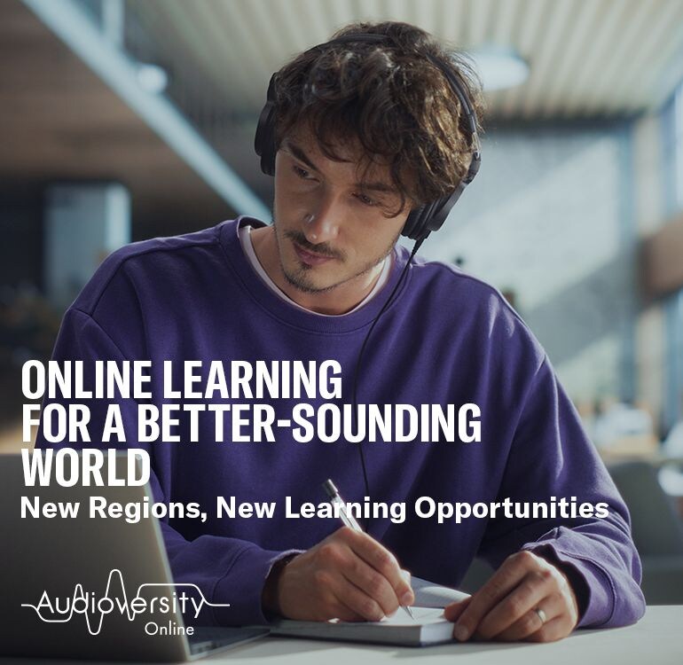 Visual utama untuk Audioversity Online: seorang pria yang sedang berfokus pada sesi pelatihan online.