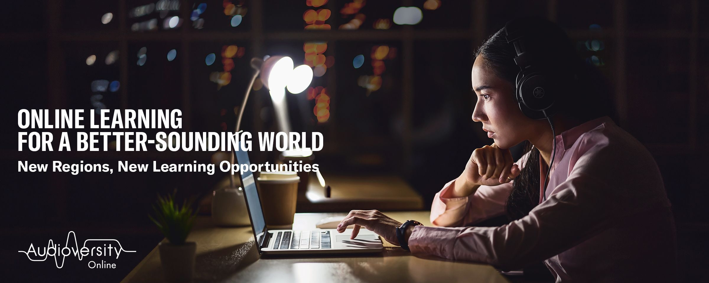 Visual utama untuk Audioversity Online: seorang wanita yang sedang berfokus pada sesi pelatihan online.