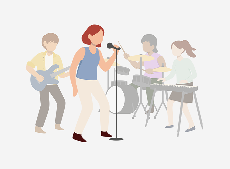 Seorang wanita menikmati karaoke dengan fungsi penghilang vokal dari aplikasi latihan musik Extrack