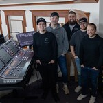 Anggota tim audio Christ Community Chapel berdiri di samping Yamaha RIVAGE PM mixing console.