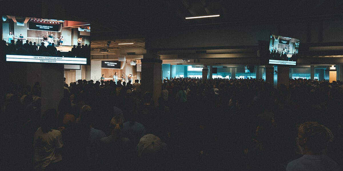 Tampilan interior ruang  ibadah Gereja CityLight di Lincoln, Nebraska dengan pencahayaan panggung dan kursi jemaat.