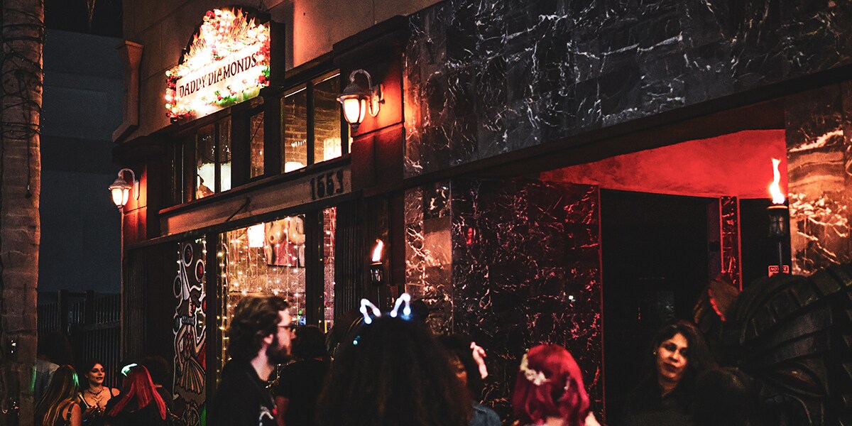 Tampak luar Daddy Diamonds, sebuah venue musik live di distrik Cahuenga Triangle, Hollywood.