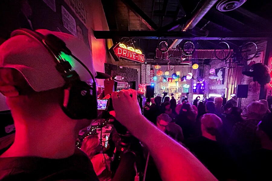 Cameraman merekam live performance di Daddy Diamonds untuk program MTV "The Underground".