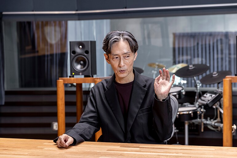 Features “bleed” sounds that impart the sonic impression of acoustic drums