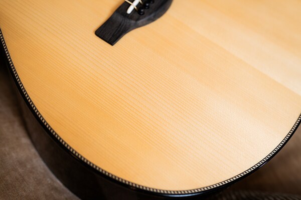 Tampilan dekat bagian atas spruce Adirondack dari gitar FG9.