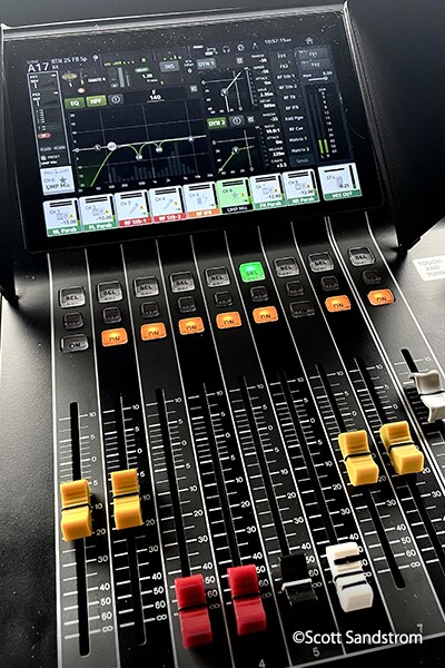 Layar digital mixing console Yamaha DM3 yang menampilkan konfigurasi mixing dengan channel meters