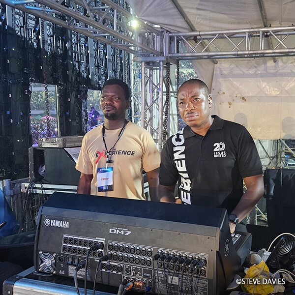 Engineer House On The Rock, Ebenezer Odumlami dan Gbogboade Pillar, mengoperasikan konsol mixing digital Yamaha DM7 di posisi monitor selama The Experience 2025.