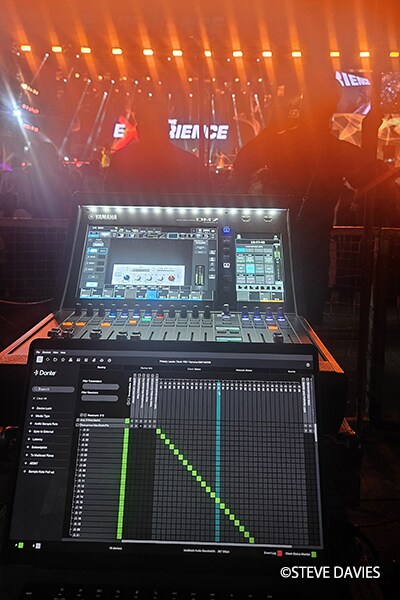 Konsol mixing digital Yamaha DM7 dan laptop yang menjalankan  software Dante Controller di posisi front-of-house selama The Experience 2025 di Lagos, Nigeria.