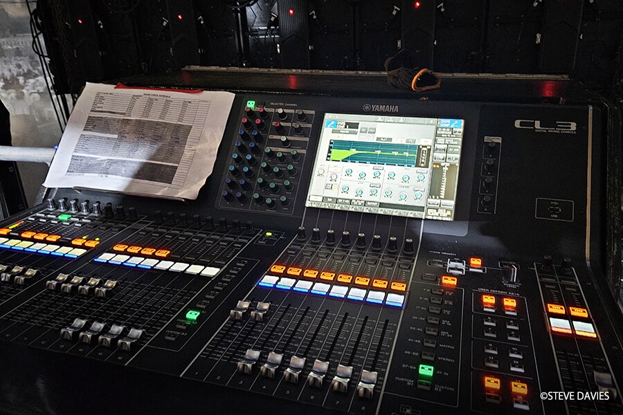 Konsol mixing digital Yamaha CL3 dengan lembar  channel assignment dan layar  display aktif di The Experience 2025 di Lagos, Nigeria.