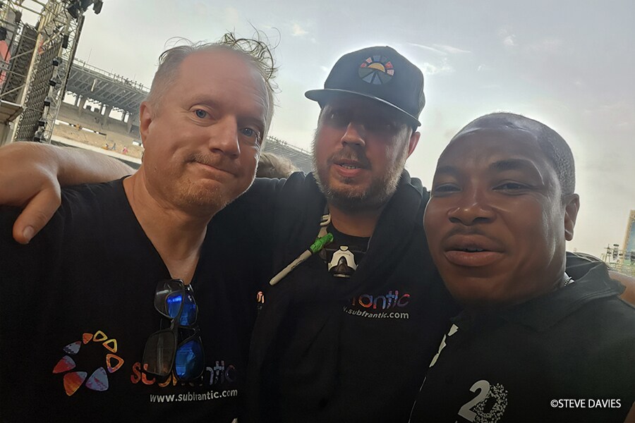 Steve Davies dan Sam Wilkinson dari Subfrantic bersama engineer House On The Rock Ebenezer Odumlami di The Experience 2025 di Lagos, Nigeria.
