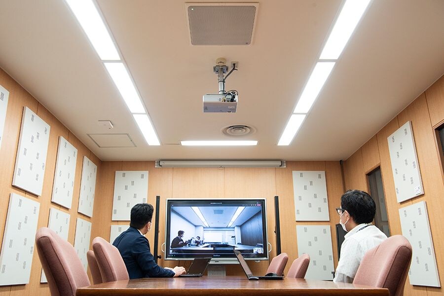 Dapatkah Anda memberi tahu kami tentang ruang konferensi di kantor Takanawa yang Anda hubungi?